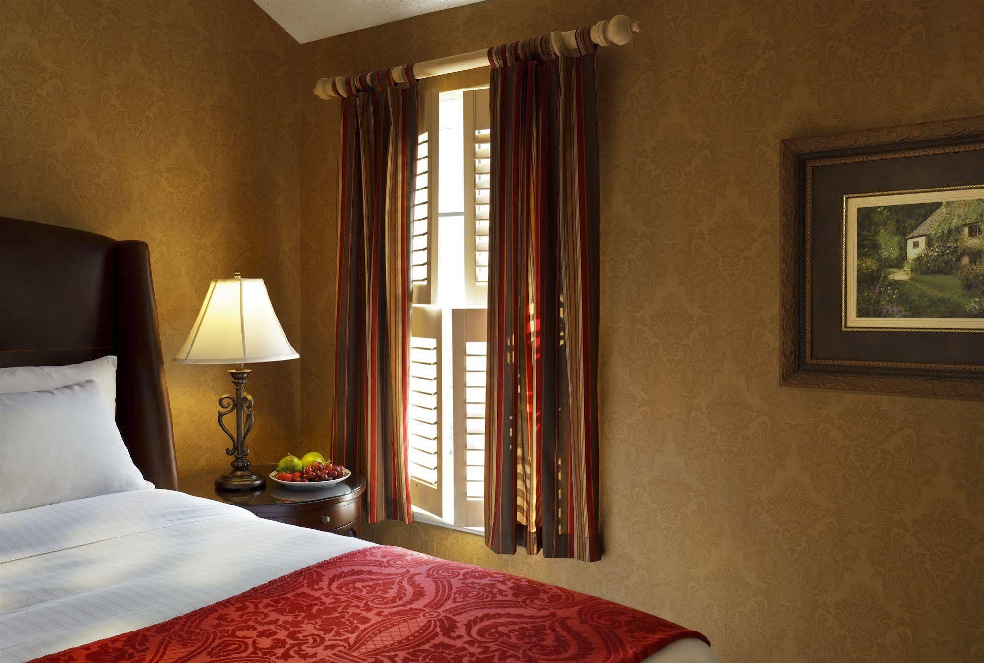 Seven Gables Inn, St Louis West, A Tribute Portfolio Hotel Clayton Room photo